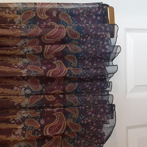 GUC- Plum Lace Skirt - Picture 4 of 6